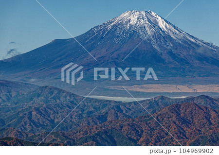丹沢山地・檜洞丸から見る富士山と朝霧の山中湖 104969902