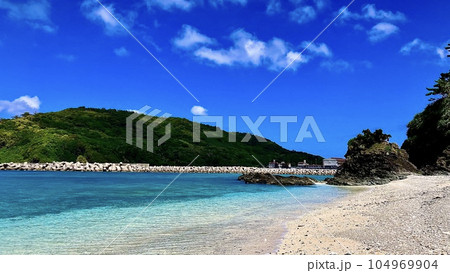 沖縄県慶良間諸島外地島のビーチから見た慶留間島と青い海 沖縄県慶良間諸島外地島のビーチから見た慶留間島と青い海 104969904
