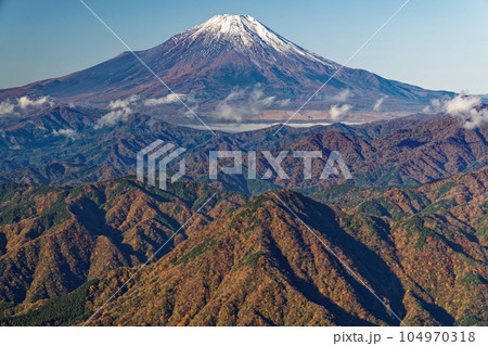 丹沢山地・檜洞丸稜線から見る紅葉の山並みと富士山 104970318