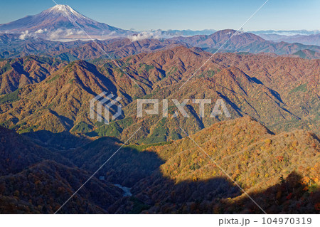 丹沢山地・檜洞丸稜線から見る紅葉の山並みと富士山・南アルプス 104970319