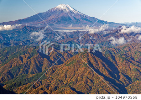 丹沢山地・檜洞丸稜線から見る紅葉の山並みと富士山 104970568