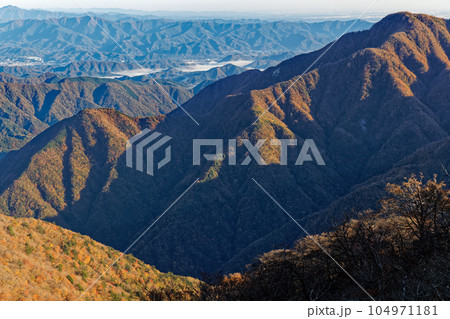 西丹沢・檜洞丸から見る紅葉の山並み 104971181
