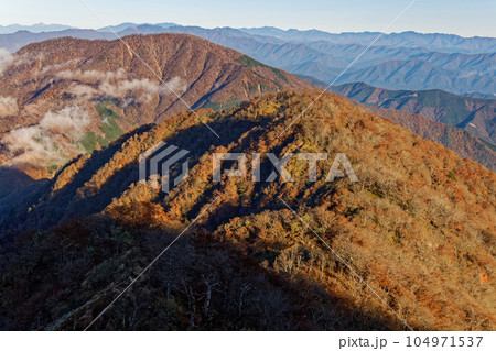 丹沢山地・檜洞丸から見る雲流れる大室山への山並み 104971537