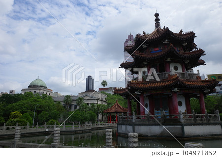 台湾台北の二二八和平公園内の翠亨閣と国立台湾博物館 104971852