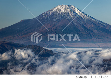 丹沢山地・檜洞丸から見る富士山と朝霧の山中湖 丹沢山地・檜洞丸から見る富士山と朝霧の山中湖 104971922