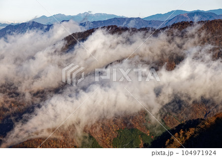 西丹沢・檜洞丸から見る雲流れる山並みと八ヶ岳・金峰山遠望 西丹沢・檜洞丸から見る雲流れる山並みと八ヶ岳・金峰山遠望 104971924