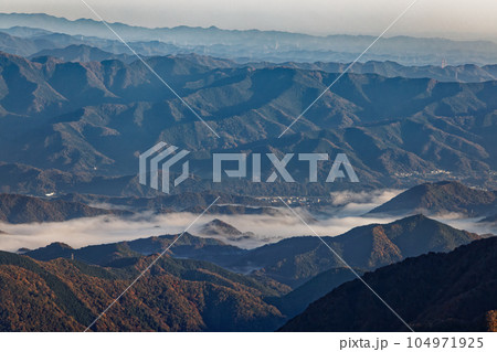 丹沢山地・檜洞丸から見る朝霧の谷間 104971925