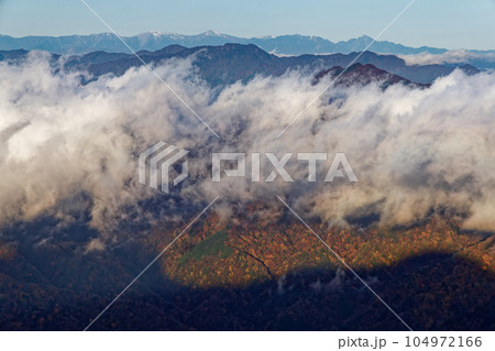 丹沢山地・檜洞丸から見る三ツ峠・南アルプスの山並みと雲海 104972166