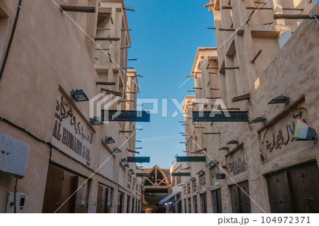 ドバイのオールド・スークの街並み 104972371