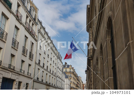 フランスの国旗とパリの街並み 104973101