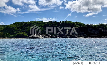 沖縄県慶良間諸島の海から見た阿嘉島のアグの浜 沖縄県慶良間諸島の海から見た阿嘉島のアグの浜 104973199