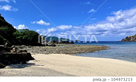 沖縄県慶良間諸島の阿嘉島のアグの浜 沖縄県慶良間諸島の阿嘉島のアグの浜 104973213