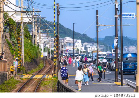 日本の鎌倉都市景観 聖地巡礼ブーム再び、訪日観光客らで賑わう鎌倉高校前1号踏切や賑わう海沿いの道路 日本の鎌倉都市景観 聖地巡礼ブーム再び、訪日観光客らで賑わう鎌倉高校前1号踏切や賑わう海沿いの道路 104973513