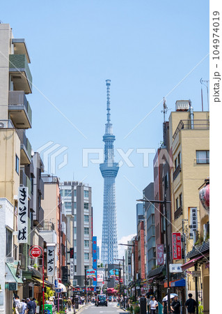 「東京都」かっぱ橋商店街路地から望む東京スカイツリー 台東区 「東京都」かっぱ橋商店街路地から望む東京スカイツリー 台東区 104974019
