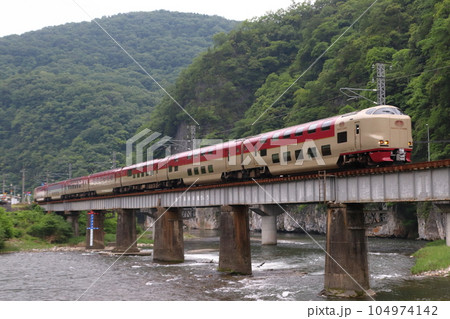 伯備線内を行く寝台特急サンライズ出雲号 104974142
