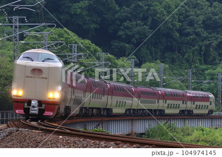 伯備線内を行く寝台特急サンライズ出雲号 伯備線内を行く寝台特急サンライズ出雲号 104974145