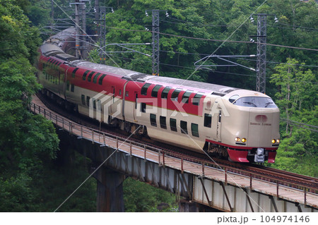 伯備線内を行く寝台特急サンライズ出雲号 伯備線内を行く寝台特急サンライズ出雲号 104974146