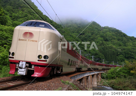 伯備線内を行く寝台特急サンライズ出雲号 伯備線内を行く寝台特急サンライズ出雲号 104974147