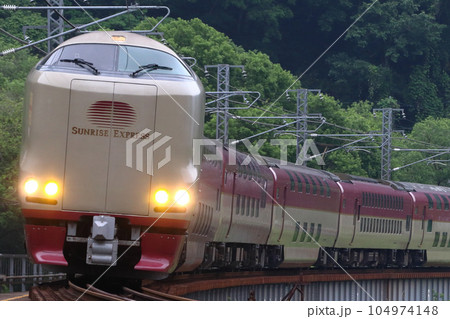 伯備線内を行く寝台特急サンライズ出雲号 104974148