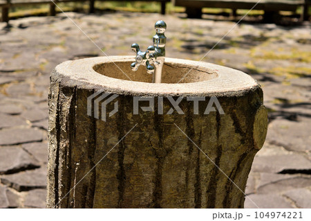 公園の水飲み場にある水飲み 104974221