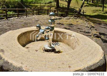 公園の水飲み場にある水飲み 104974222
