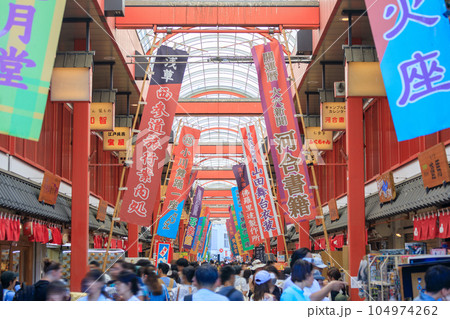 「東京都」浅草寺　西参道商店街の風景 104974262