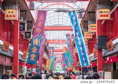 「東京都」浅草寺　西参道商店街の風景 104974265