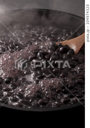 黒豆を煮る 104974328