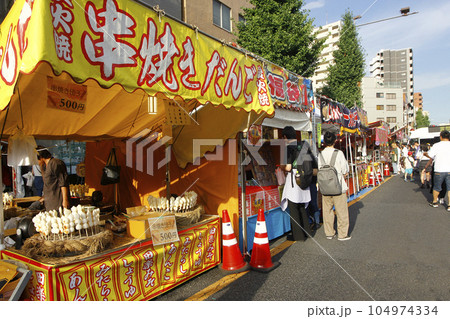 縁日の露店も賑やかな入谷の朝顔市、晴天に恵まれ下町の夏の風物詩は今年も賑やかに 104974334