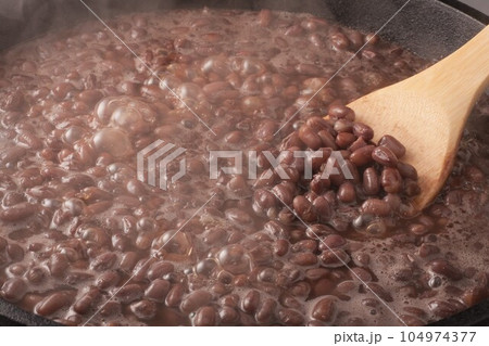 小豆を煮る 104974377