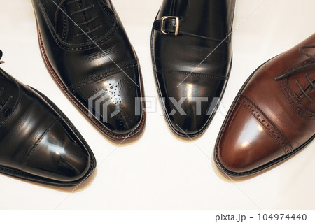 ピカピカに磨いた革靴たち ピカピカに磨いた革靴たち 104974440