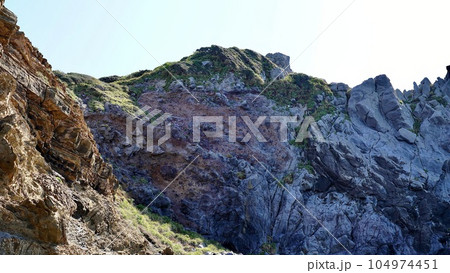 長崎県壱岐の地殻変動の様子がわかる岬の断層 104974451