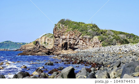 長崎県壱岐の地殻変動の様子がわかる岬の断層 104974453