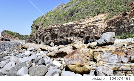 長崎県壱岐の地殻変動の様子がわかる岬の断層 104974461