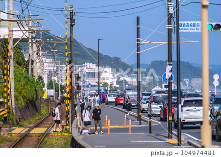 日本の鎌倉都市景観 聖地巡礼ブーム再び、訪日観光客らで賑わう鎌倉高校前1号踏切や賑わう海沿いの道路 日本の鎌倉都市景観 聖地巡礼ブーム再び、訪日観光客らで賑わう鎌倉高校前1号踏切や賑わう海沿いの道路 104974481