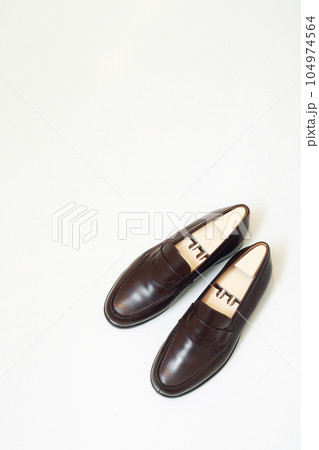 白い背景で撮影されたダークブラウンのローファー 白い背景で撮影されたダークブラウンのローファー 104974564