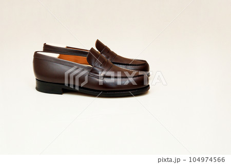白い背景で撮影されたダークブラウンのローファー 104974566