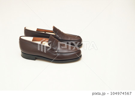 白い背景で撮影されたダークブラウンのローファー 104974567