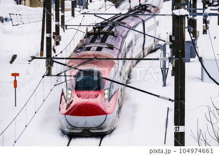 雪の角館駅を発車する秋田新幹線「こまち号」 雪の角館駅を発車する秋田新幹線「こまち号」 104974661