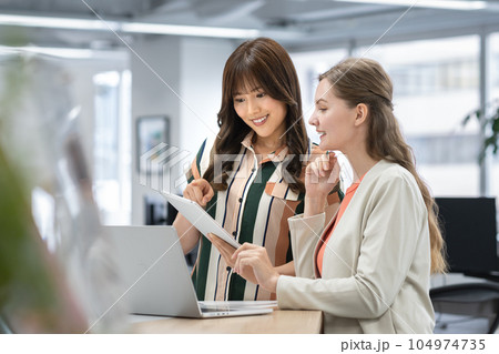 グローバルビジネス イメージ オフィスで話をする日本人と外国人のビジネスウーマン グローバルビジネス イメージ オフィスで話をする日本人と外国人のビジネスウーマン 104974735