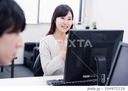 オフィスで電話対応をする女性社員 104975229