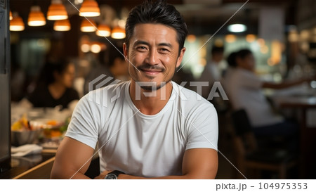 飲食店内で微笑む男性 104975353