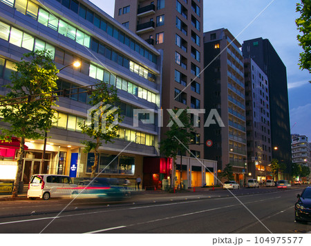 【東京都】外苑西通り夕景　日比谷線広尾駅（2023年7月） 104975577