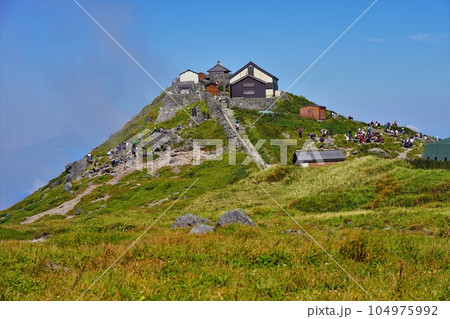 月山神社に集まる登山者 月山神社に集まる登山者 104975992