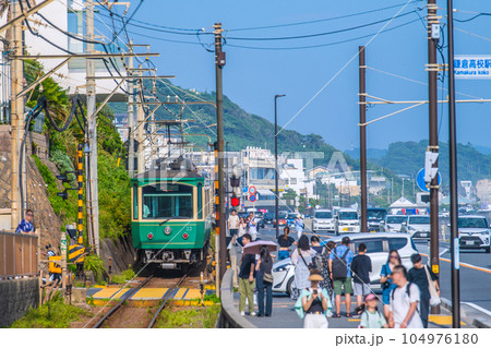 日本の鎌倉都市景観 聖地巡礼ブーム再び、訪日観光客らで賑わう江ノ電・鎌倉高校前1号踏切 104976180