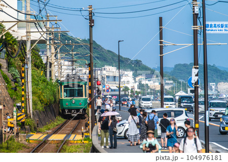 日本の鎌倉都市景観 聖地巡礼ブーム再び、訪日観光客らで賑わう江ノ電・鎌倉高校前1号踏切 日本の鎌倉都市景観 聖地巡礼ブーム再び、訪日観光客らで賑わう江ノ電・鎌倉高校前1号踏切 104976181
