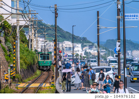 日本の鎌倉都市景観 聖地巡礼ブーム再び、訪日観光客らで賑わう江ノ電・鎌倉高校前1号踏切 日本の鎌倉都市景観 聖地巡礼ブーム再び、訪日観光客らで賑わう江ノ電・鎌倉高校前1号踏切 104976182