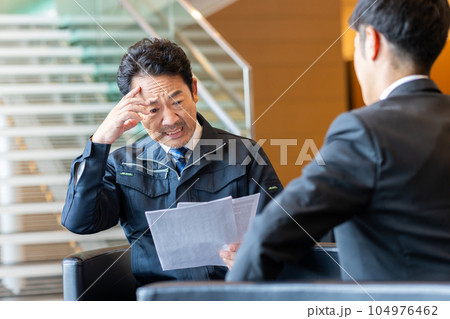 商談するビジネスマン 104976462
