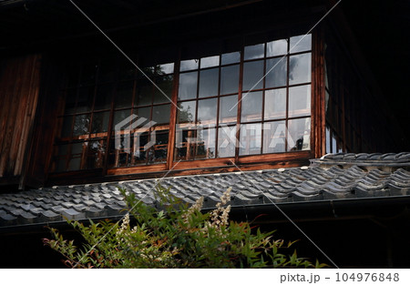 和風建築の二階の部屋 104976848