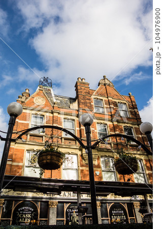 ロンドンの街並み 赤レンガでできた歴史的な建物とパブ ロンドンの街並み 赤レンガでできた歴史的な建物とパブ 104976900